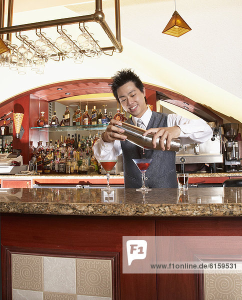 eingießen  einschenken  Cocktail  Barkeeperin