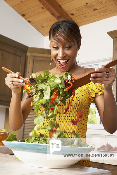 Frau werfen Salat amerikanisch