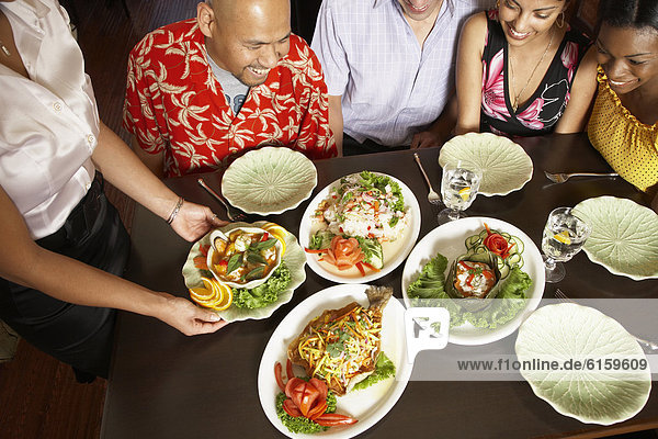Freundschaft  sehen  Lebensmittel  multikulturell  Tisch  voll