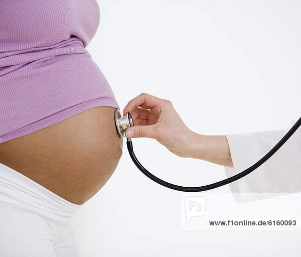Frau  Arzt  Stethoskop  halten  Schwangerschaft