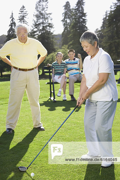 Senior  Senioren  Frau  Golfsport  Golf  spielen