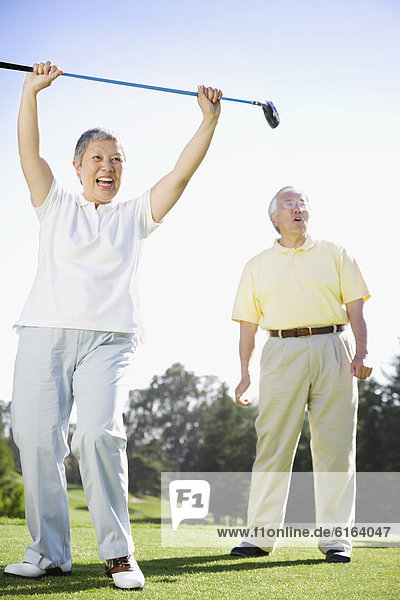 Senior  Senioren  Frau  jubeln  Golfsport  Golf  Kurs