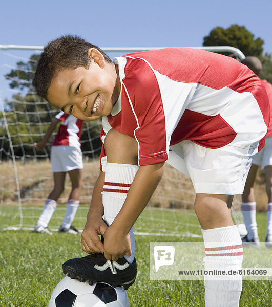 Junge - Person Schuh mischen Fußball Mixed binden