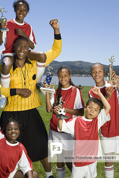 halten Pokal Fußball multikulturell
