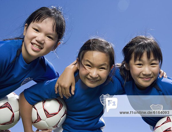 Fußball Mädchen multikulturell Ball Spielzeug