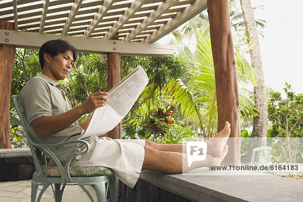 Asian Man lesen Zeitung