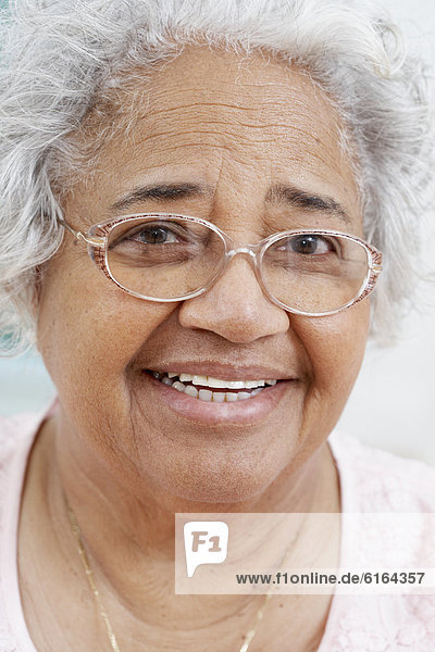 hoch  oben  nahe  Senior  Senioren  Frau  lächeln  amerikanisch