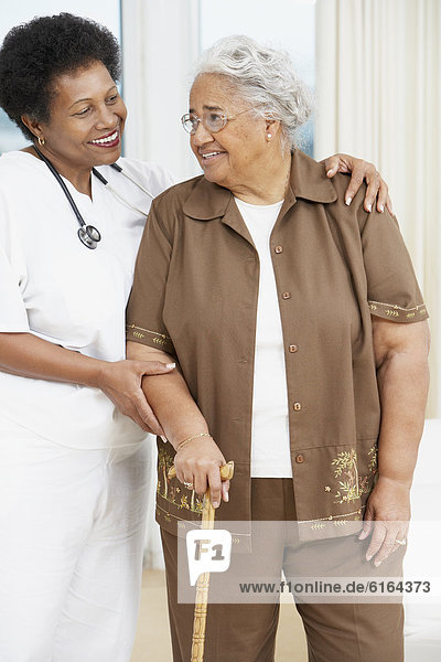 Senior  Senioren  Frau  gehen  Hilfe  Arzt  amerikanisch