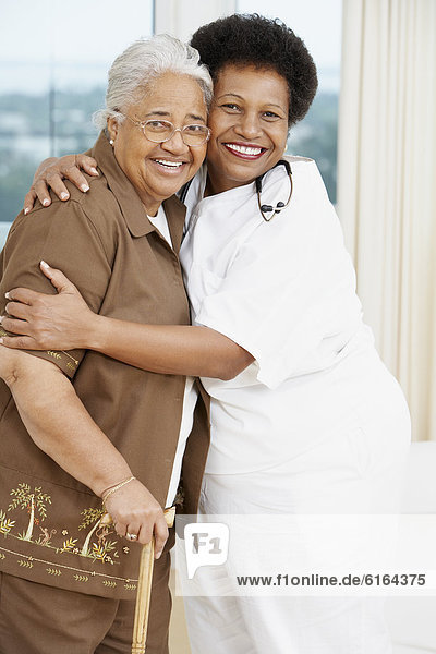 Senior  Senioren  Frau  umarmen  Arzt  amerikanisch