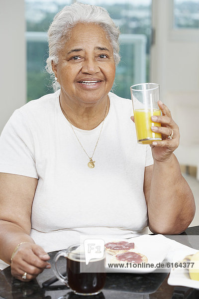 Senior  Senioren  Frau  amerikanisch  essen  essend  isst  Frühstück