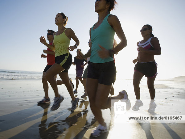 Wettrennen  Rennen  Strand  Läufer  multikulturell