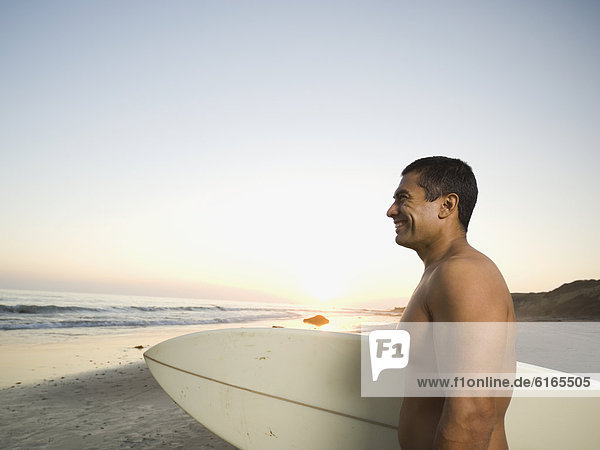 Mann  Hispanier  halten  Surfboard