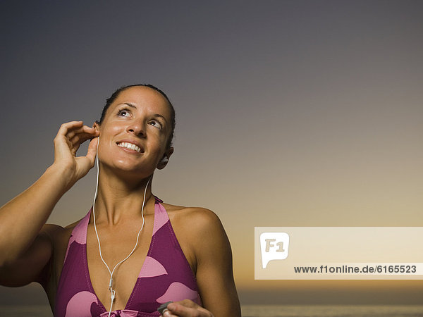 Frau  zuhören  Hispanier  Spiel  MP3-Player  MP3 Spieler  MP3 Player  MP3-Spieler