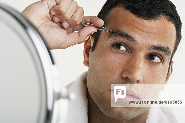 Mann  Hispanier  Augenbraue  Augenbrauen zupfen  Augenbrauen entfernen