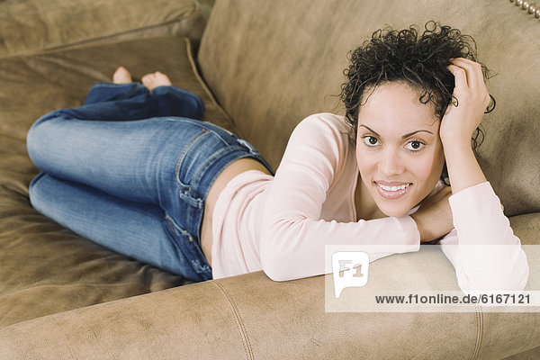 junge Frau junge Frauen Entspannung Couch