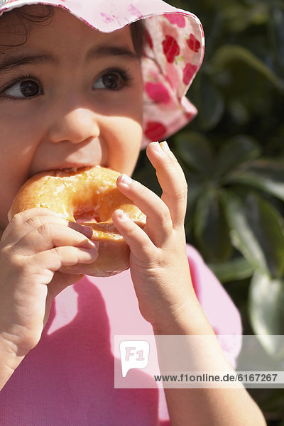 Hispanier  Donut  essen  essend  isst  Mädchen  Baby