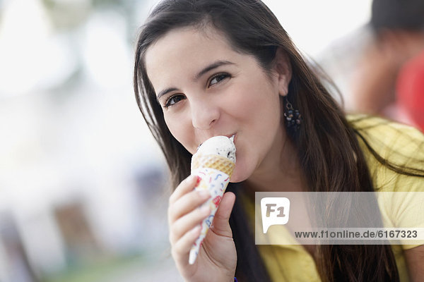kegelförmig  Kegel  Hispanier  Eis  essen  essend  isst  Mädchen  Sahne