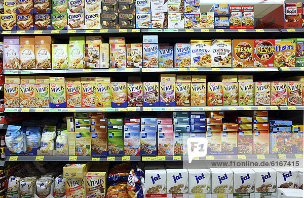 Regal Mit Verschiedenen Cerealien Fruhstucksflocken Selbstbedienung Lebensmittelabteilung Supermarkt Deutschland Europa