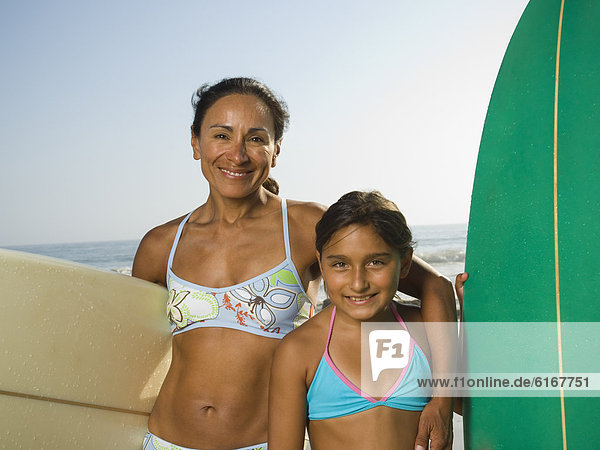 Hispanier  halten  Surfboard  Tochter  Mutter - Mensch