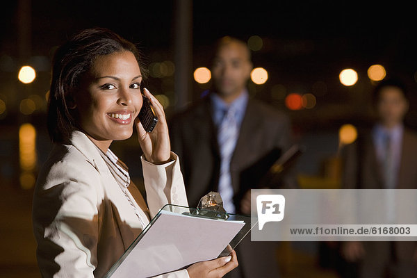 Handy  Geschäftsfrau  sprechen  amerikanisch