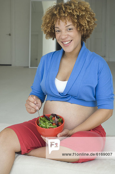 Frau  Salat  Schwangerschaft  essen  essend  isst