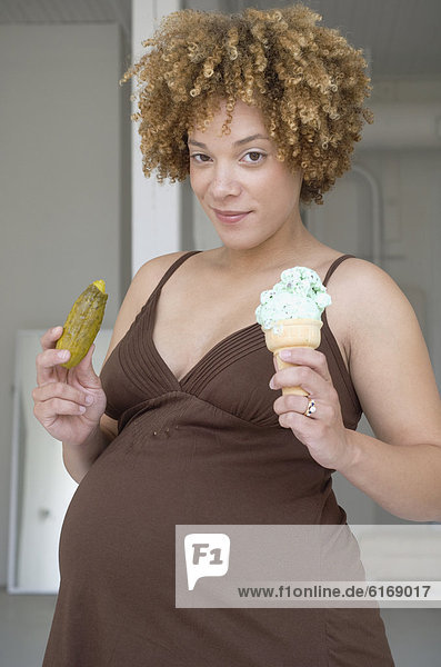 eingelegt  einlegen  Frau  halten  Eis  Schwangerschaft  Sahne