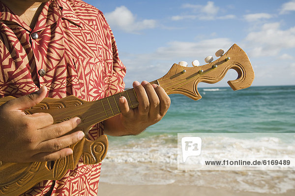 Mann  Strand  Gegenstand  Pazifischer Ozean  Pazifik  Stiller Ozean  Großer Ozean  spielen