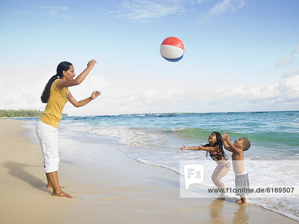 Strand  Pazifischer Ozean  Pazifik  Stiller Ozean  Großer Ozean  Ball Spielzeug  Mutter - Mensch  spielen