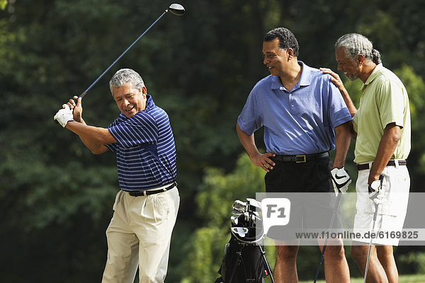 Mann multikulturell Golfsport Golf spielen