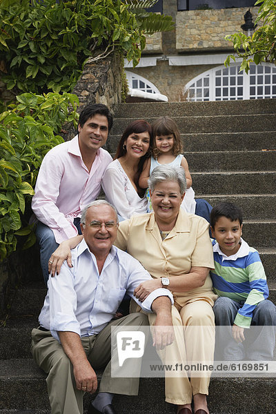 Stufe  sitzend  Hispanier  Mehrgenerationen Familie