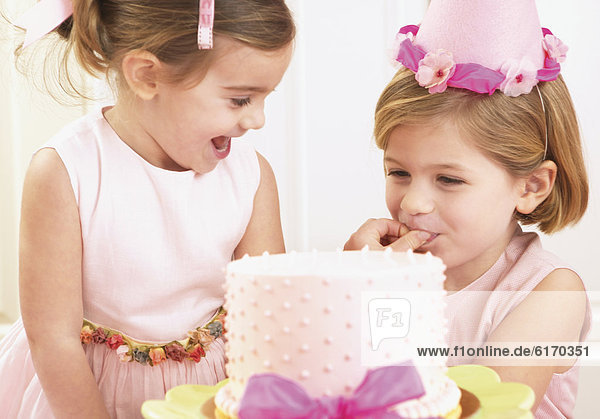 Geburtstag  Kuchen  jung  Mädchen  aufheben