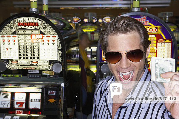 Mann  halten  jung  Casino  Gewinn