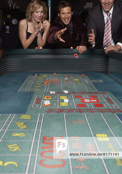 Spielwürfel  Würfel  rollen  Mann  Glücksspiel  Casino  Tisch