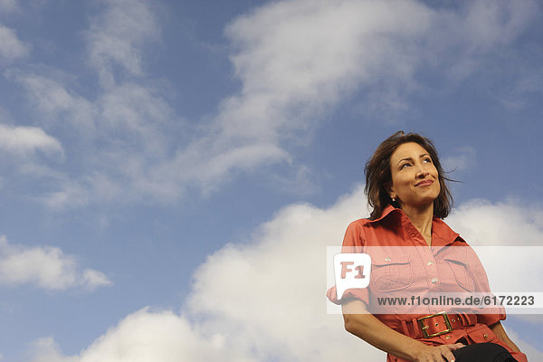 Frau Himmel Hispanier unterhalb blau