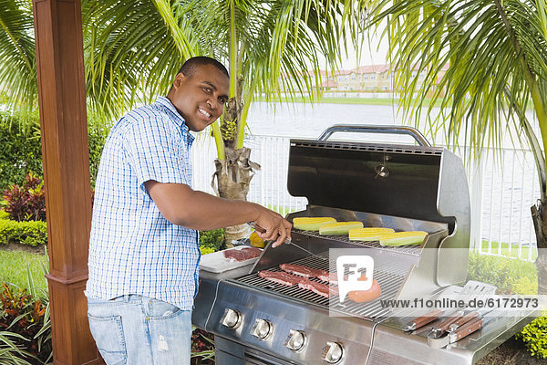 Mann grillen grillend grillt