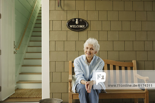 Senior Senioren Frau lächeln Vordach