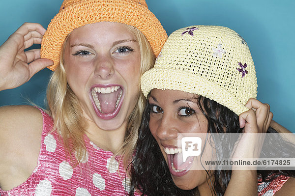 Zwei junge Frauen lachen