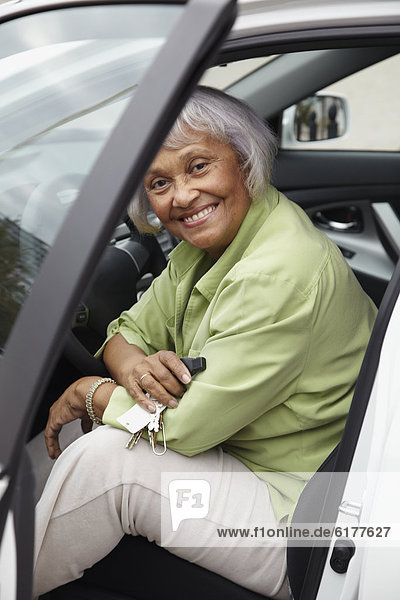 sitzend  Senior  Senioren  Frau  Sitzmöbel  Auto  amerikanisch  Fahrersitz  Sitzplatz