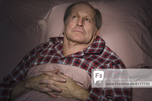 Senior  Senioren  Europäer  Mann  schlafen  Ärger
