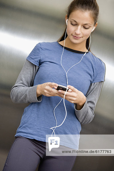 Frau  zuhören  Hispanier  Spiel  Musik  MP3-Player  MP3 Spieler  MP3 Player  MP3-Spieler