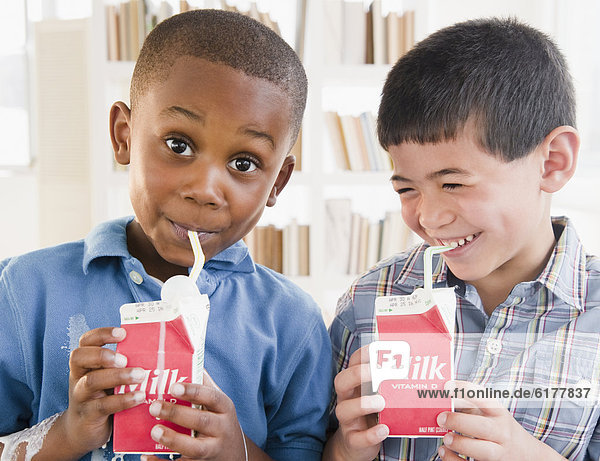 Pappschachtel  Pappkarton  Junge - Person  trinken  Milch