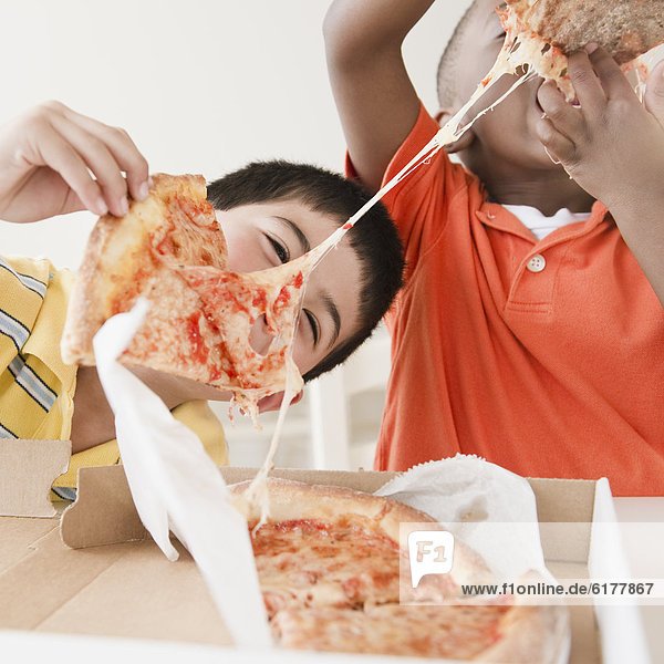 Boys eating pizza together