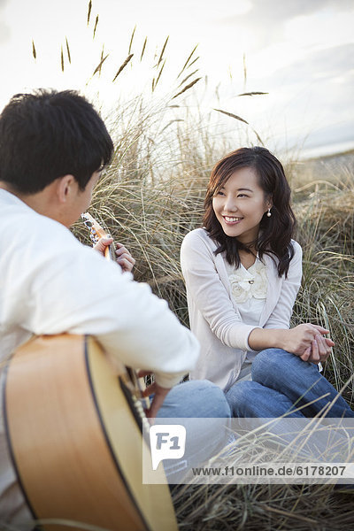 Mann  Freundin  Gitarre  südkoreanisch  spielen