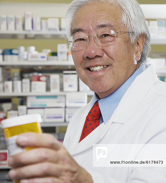 Senior  Senioren  Gesundheitspflege  halten  Pharmazie  Flasche