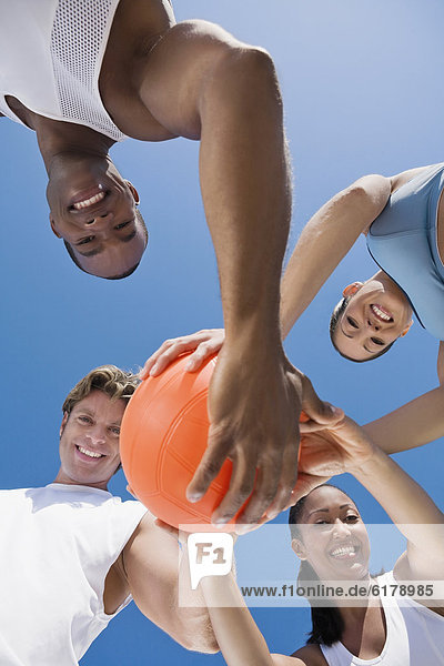 Freundschaft  halten  Volleyball  multikulturell