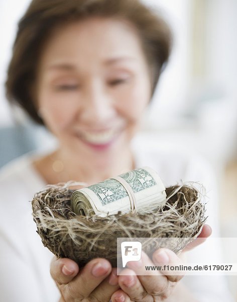 Frau halten füllen füllt füllend Geld japanisch