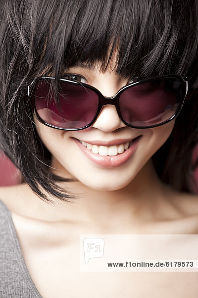 Frau  chinesisch  Kleidung  Sonnenbrille