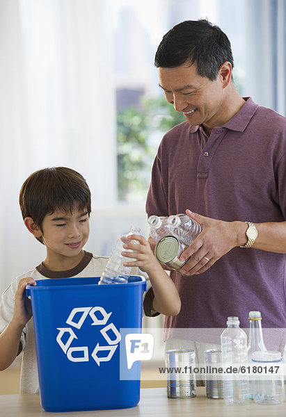 Menschlicher Vater Sohn Recycling Kunststoff Dose Zinn