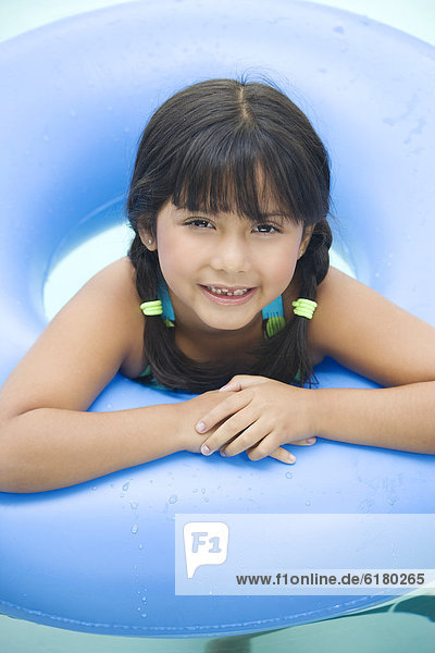 Binnenhafen  lächeln  Hispanier  schwimmen  Mädchen