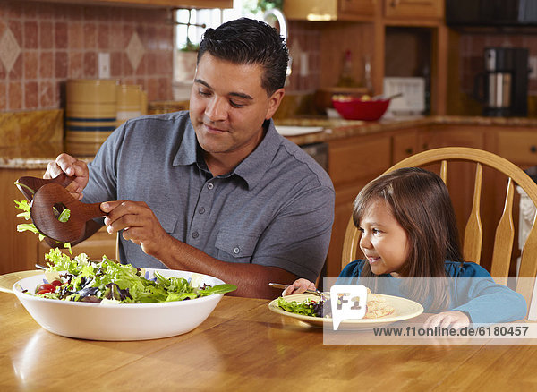Abendessen geben Menschlicher Vater Salat Tochter Tisch